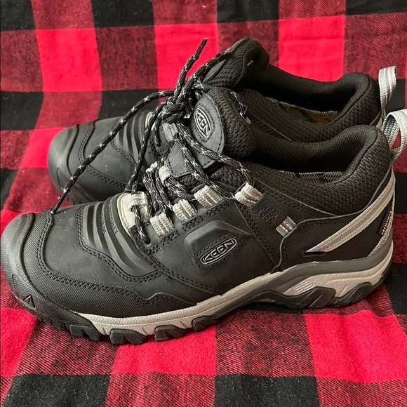 Keen Black and Gray Athletic Shoes with Mesh Fabric and Rubber Sole - Picture 5 of 6